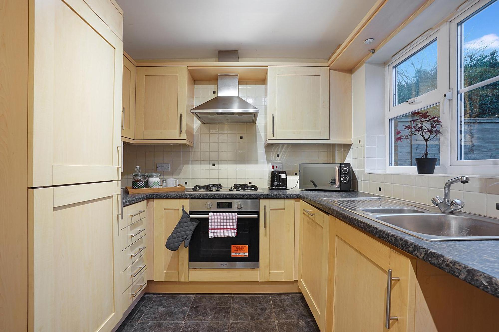 Comfortable Stylish Townhouse In Ashford Sleeps 5 Netflix 2 Parking Spaces Perfect For Contractors And Families Extérieur photo