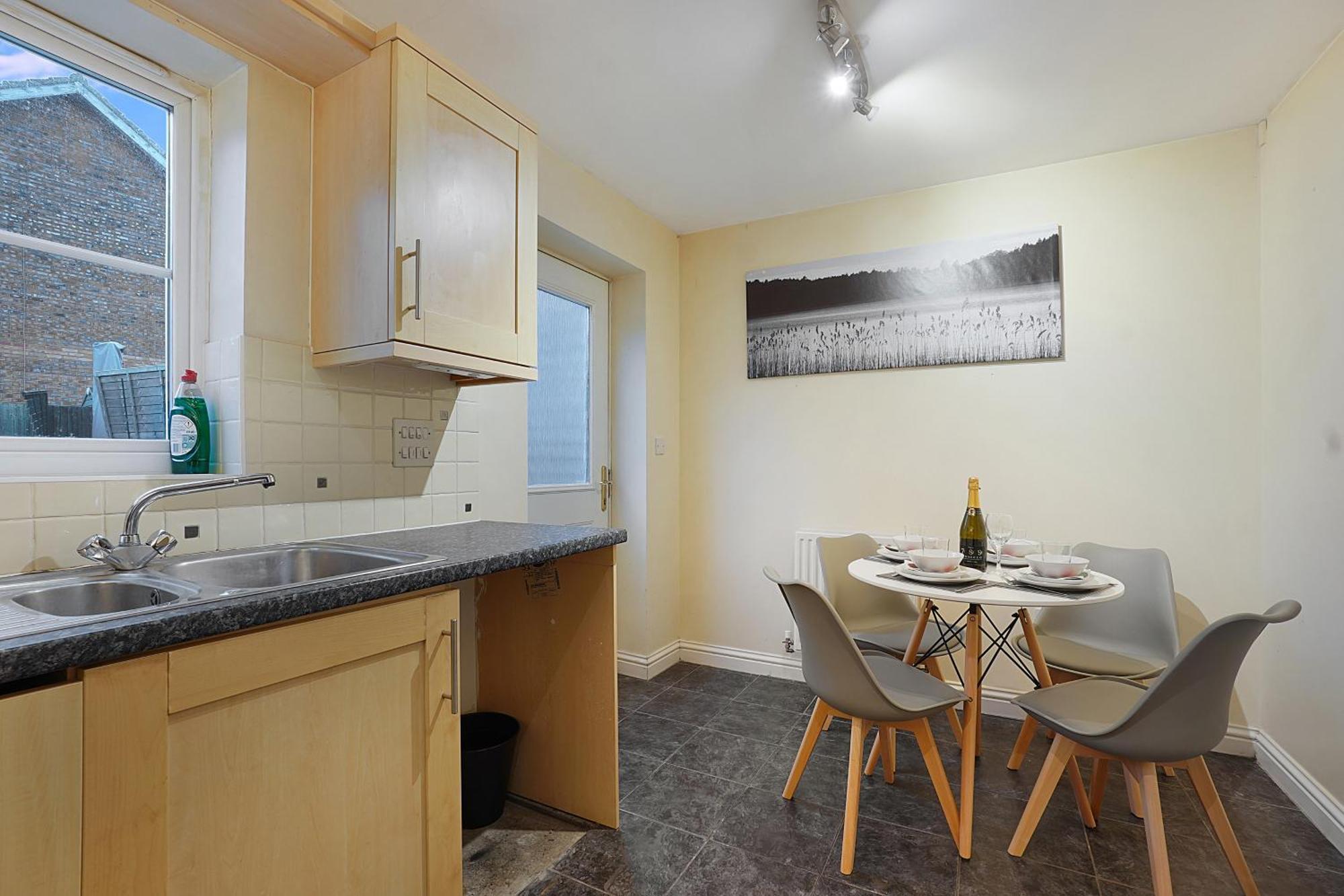 Comfortable Stylish Townhouse In Ashford Sleeps 5 Netflix 2 Parking Spaces Perfect For Contractors And Families Extérieur photo