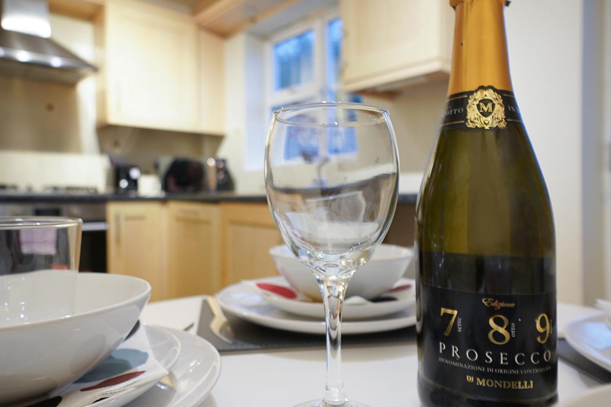 Comfortable Stylish Townhouse In Ashford Sleeps 5 Netflix 2 Parking Spaces Perfect For Contractors And Families Extérieur photo