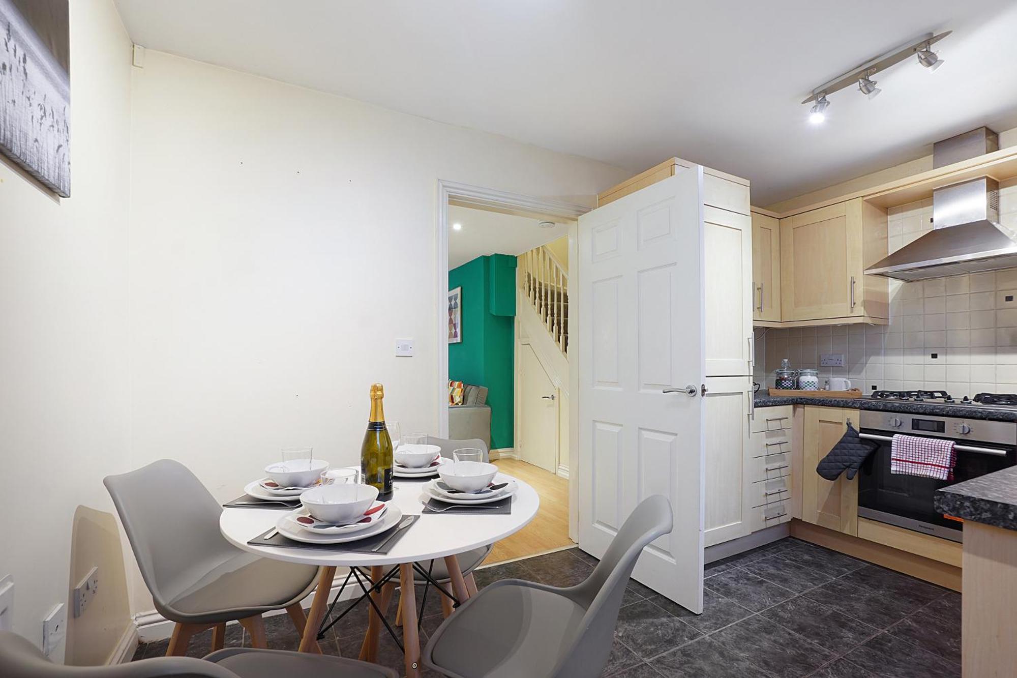 Comfortable Stylish Townhouse In Ashford Sleeps 5 Netflix 2 Parking Spaces Perfect For Contractors And Families Extérieur photo